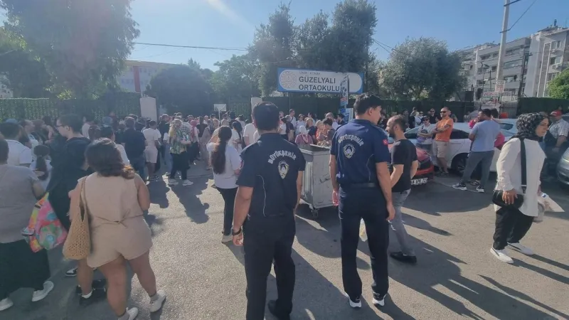 İzmir'de seferberlik: Geç kalan öğrencilere zabıtadan destek