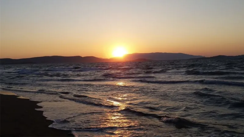 İzmir'de sığ denizi ile güvenli plaj: Çamlıçay Halk Plajı'na ESHOT ile nasıl gidilir?
