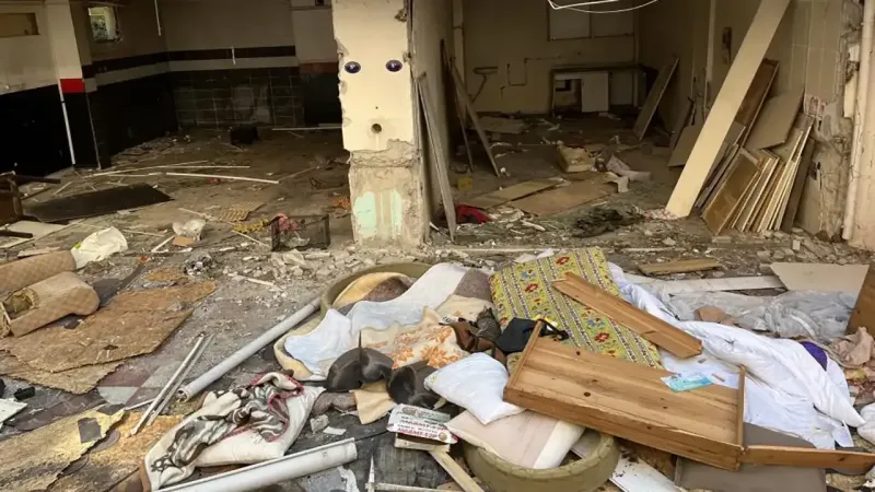 İzmir'de şok olay: Yıkılacak binanın bodrum katında 3 iskelet bulundu