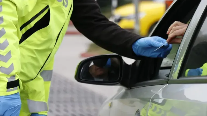 İzmir'de trafik güvenliği sinyal veriyor: Bir haftada 29 bin 639 TL ceza kesildi