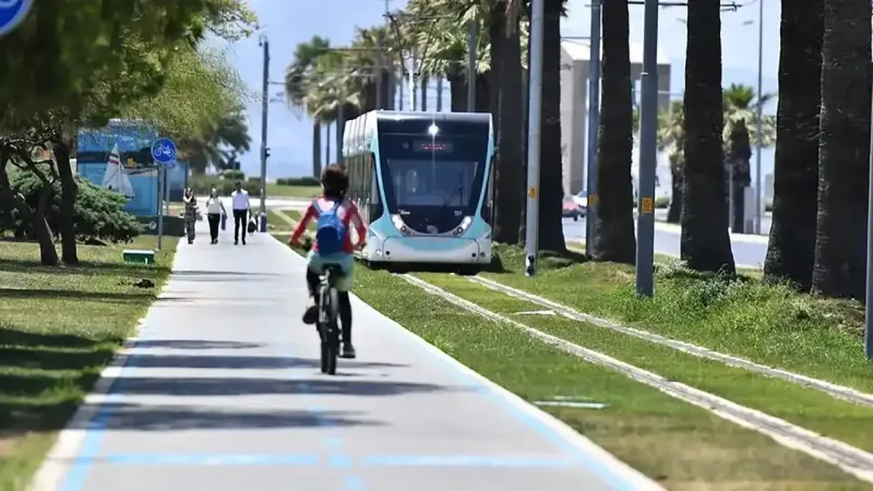 İzmir Tramvayında Kaza! Seferler Neden Aksıyor? İşte Detaylar!