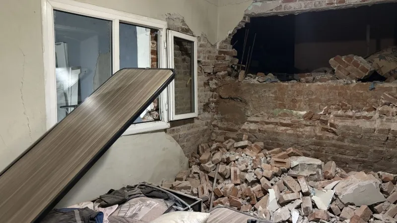 İzmir’de tünel kazısı felakete yol açtı: Evin duvarı yıkıldı!