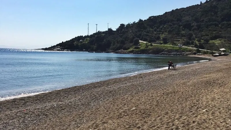 İzmir'in Saklı Cenneti: Ahmetbeyli Plajı'na Ulaşım Rehberi!