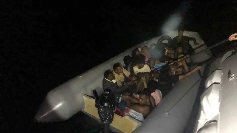 İzmir'de umuda yolculuk son buldu: 4’ü çocuk, 20 göçmen kurtarıldı