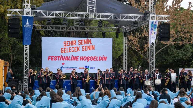 İzmir'de üniversite hayatı böyle başladı: Atölyeler, konserler, sürprizler…