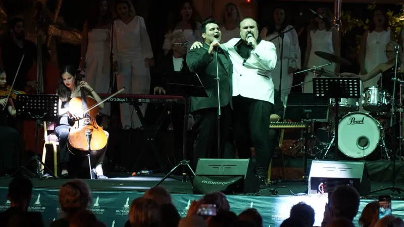 İzmir'de Müzik Ziyafeti! O İsim Sahnedeydi, Meydan İnledi!