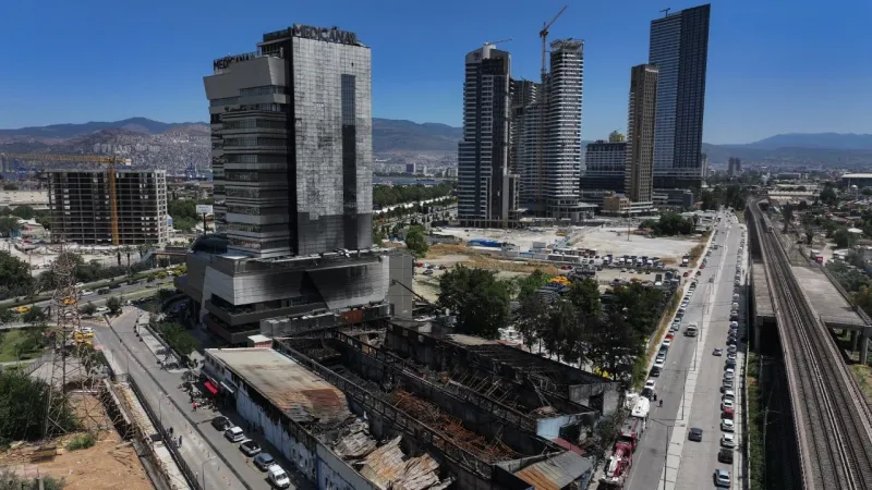 İzmir'de Hastanede Yangın Paniği! Hastalar Nereye Nakledildi?
