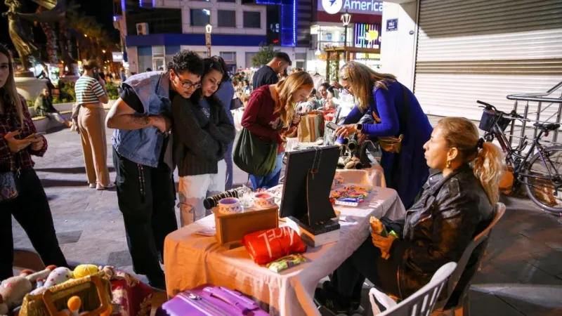 İzmir’de yaz akşamlarının vazgeçilmezi: El Emeği Gece Pazarı yeniden açıldı