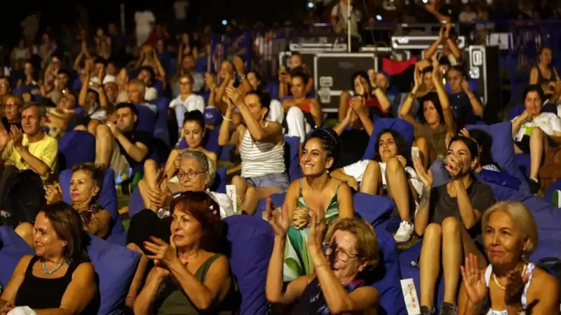 İzmir'de Yaz Şöleni: Ücretsiz Çim Konserleri Başlıyor!