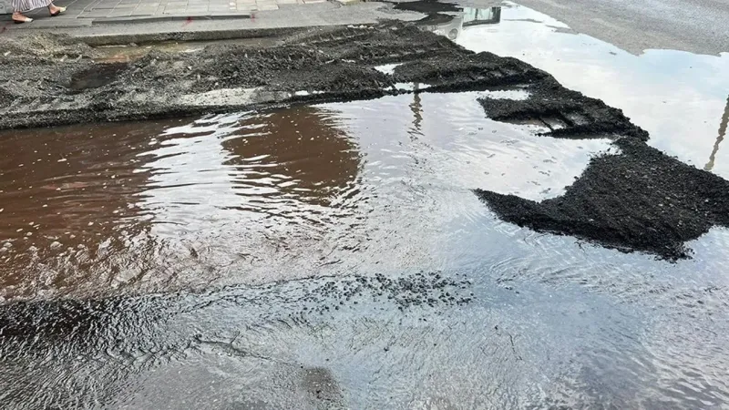 İzmir’de yurttaşlardan İZSU’ya isyan: Boşa giden suya yazık