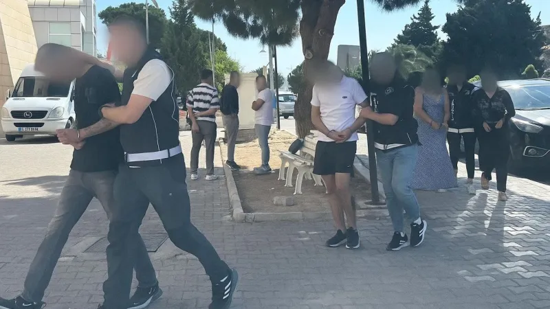 İzmir'de zehir tacirlerine baskın: 3 şüpheli tutuklandı, cezaevine gönderildi
