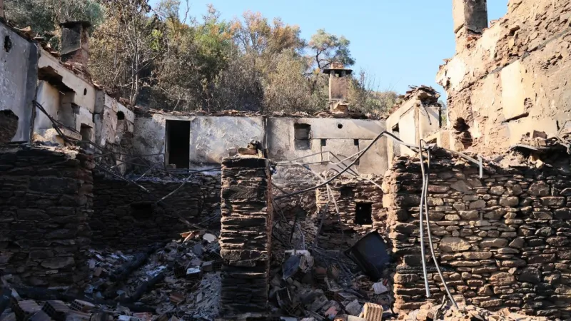 İzmir'deki faciadan geride kalanlar: Tosunlar mahallesi yangında yok oldu