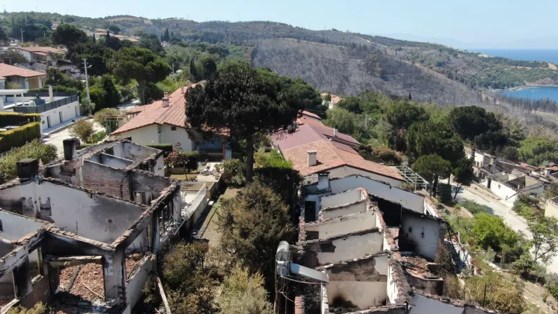 İzmir’deki yangında 85 yazlık ev cayır cayır yandı