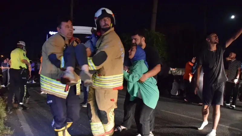 İzmir'den Manisa'ya işçi taşıyan servis kaza yaptı: 5'i ağır çok sayıda yaralı var