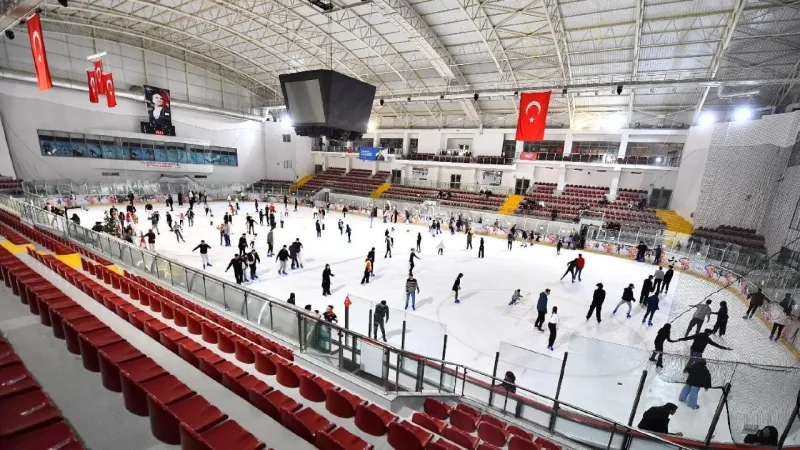 İzmir'de Buz Pateni Keyfi! Ücretsiz Seanslar Başlıyor