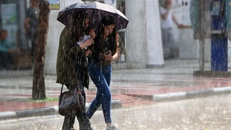 İzmir’e sağanak uyarısı: Sıcaklıklar bir anda düşüyor