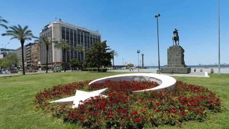 İzmir’e yaz geldi: Meydanlar 500 bin çiçekle renkleniyor