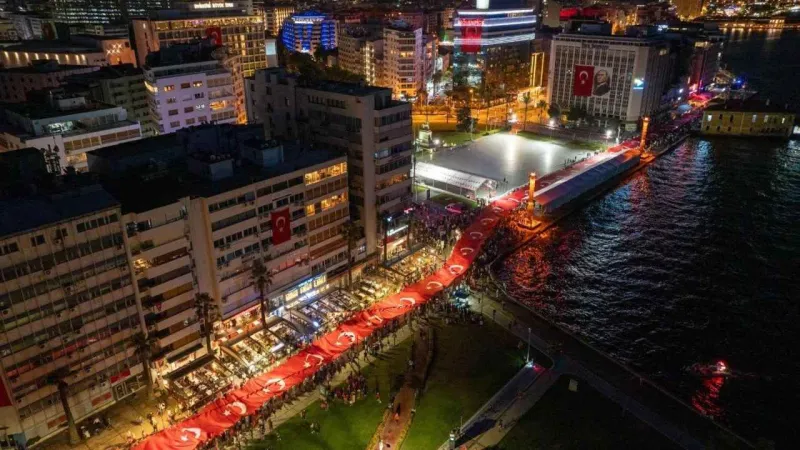 İzmir'i 9 Eylül coşkusu sardı: 350 metre uzunluğunda bayrakla yürüyüş yapılacak