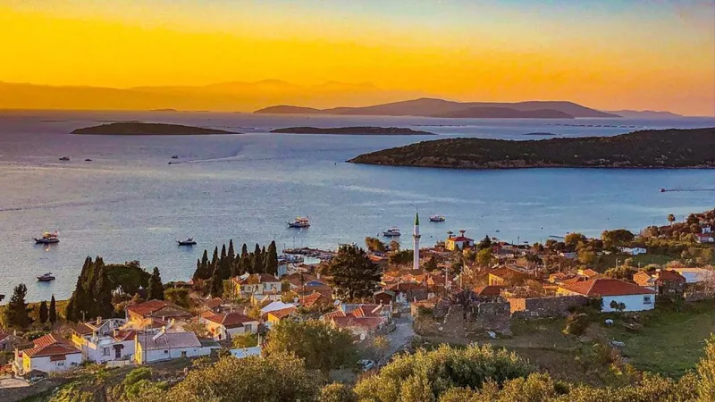 İzmir’in adası ve sahiliyle saklı cenneti: Adeta film platosunu andıran köy