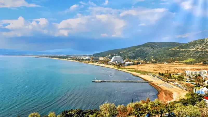 İzmir'in bu plajında kalabalık derdi yok: Bodrum'u Çeşme'yi aratmıyor, 7 kilometre uzunluğu ile tam bir doğa harikası