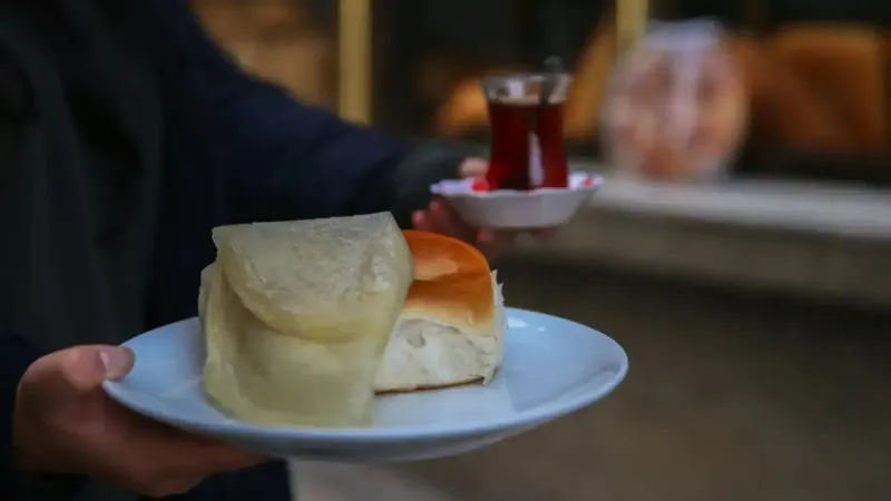 İzmir'in en ilginç lezzeti: Kahvaltıların vazgeçilmezi oldu, duyanlar da görenler de şaşırıyor