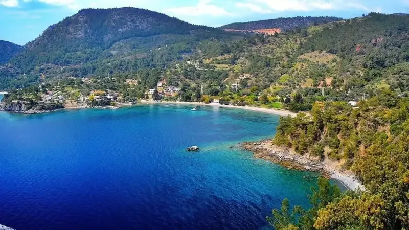 İzmir'in köylerini geride bıraktı: Kapısı denize açılan bir köy, güzelliği ile filmlere konu oldu