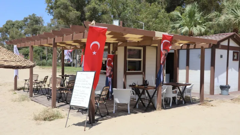 İzmir'in meşhur sahilinde açıldı: Şezlong ve şemsiye kiralanıyor, yemekler leziz