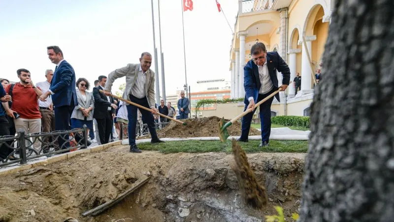 İzmir'in sembolü olmaya aday: Kemeraltı'nın yeni çınarı dikildi