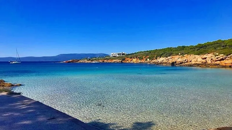İzmir’in tercih edilen koyu: Ekmeksiz Plajı nerede? Ekmeksiz Plajı’na nasıl gidilir?