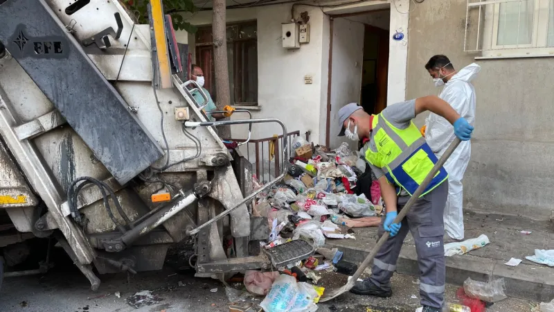 İzmirli aile yıllarca 'çöp evde' yaşamış: Belediyeden hayat değiştiren müdahale
