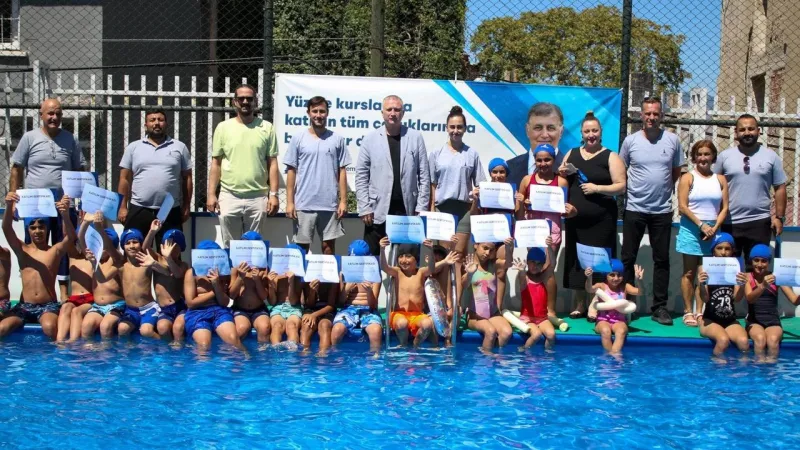 İzmir'de Minik Yüzücüler Madalya Coşkusu! Yaz Spor Okulları Şenlendi