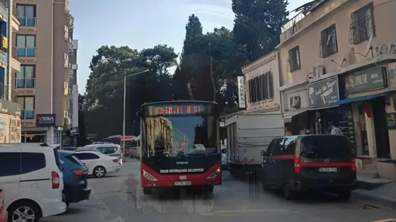 İzmir'de Trafik Felç! ESHOT Arızası Kıbrıs Caddesi'ni Kilitledi