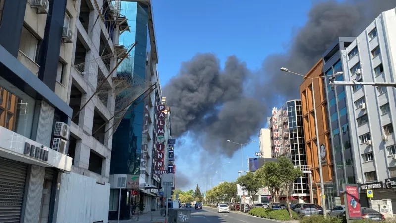 Konak'ta Korkutan Yangın! İzmir'de Trafik Alarmı Verildi!