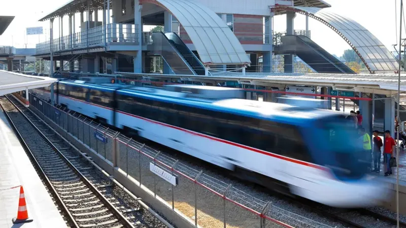 İzmir'de İZBAN Şoku! Zamlı Tarifeler Başladı, Vatandaş İsyan Etti!