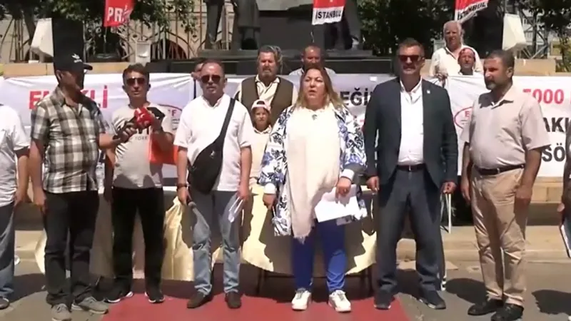 Kadıköy'de eylem yapan emekliler: Ya geçim ya seçim, yönetemiyorsanız yönetecekler gelsin