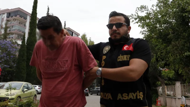 Kan donduran cinayet: Oğlunu 25 bıçak darbesiyle öldürdü
