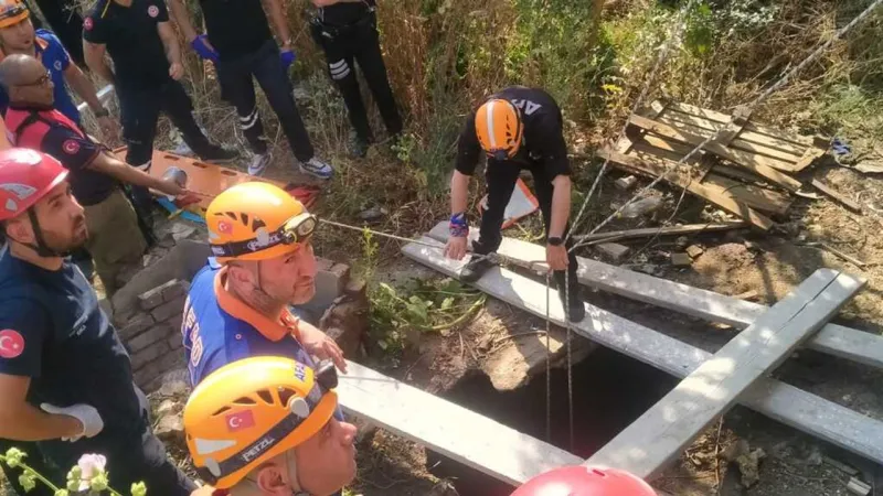 Karabağlar’da yürekleri ağza getiren olay: Anne ve 2 çocuğu su kuyusuna düştü!