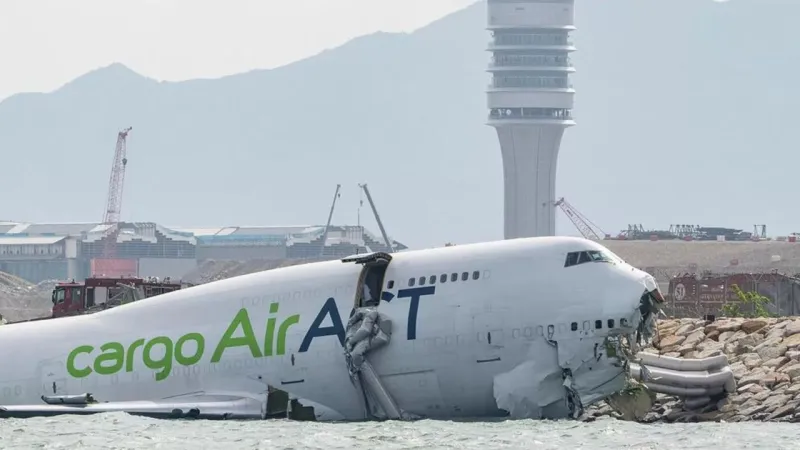 Kargo uçağı pistten çıkarak denize düştü: 2 ölü