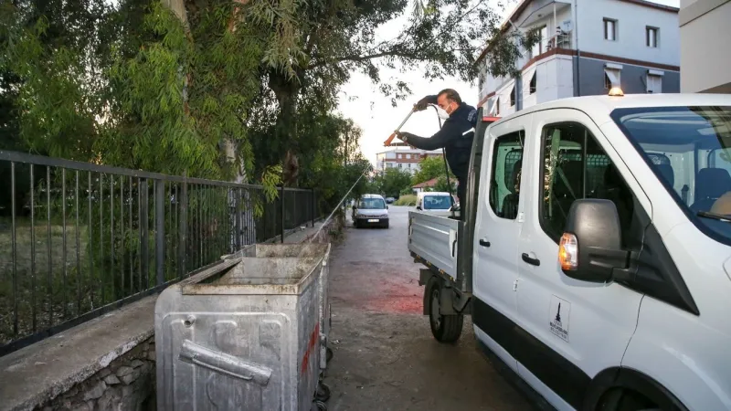 Karşıyaka’da ilaçlama seferberliği: Hem koku hem haşere sorunu çözülecek