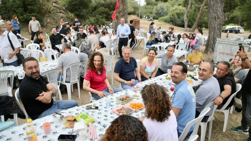 Karşıyaka'da yüzlerce emekçi moral pikniğinde buluştu