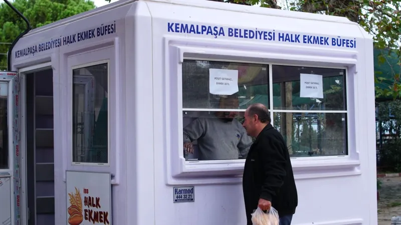 Kemalpaşa Halk Ekmek Kuyruğu! Ucuz Ekmek İçin Kapıda Bekliyorlar