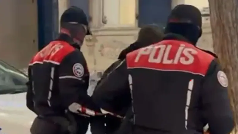 Kesinleşmiş hapis cezası bulunuyordu: Firari hükümlü İzmir'de yakalandı