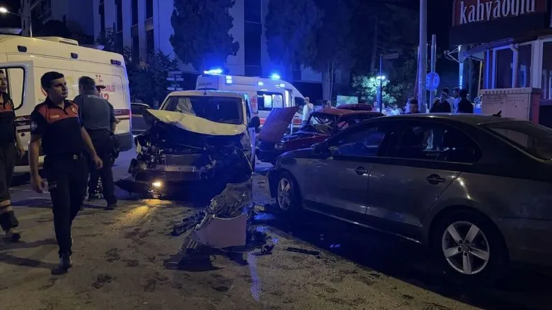 Kırmızı ışıkta bekleyen araçlara çarptı: 1 ölü, 4 yaralı