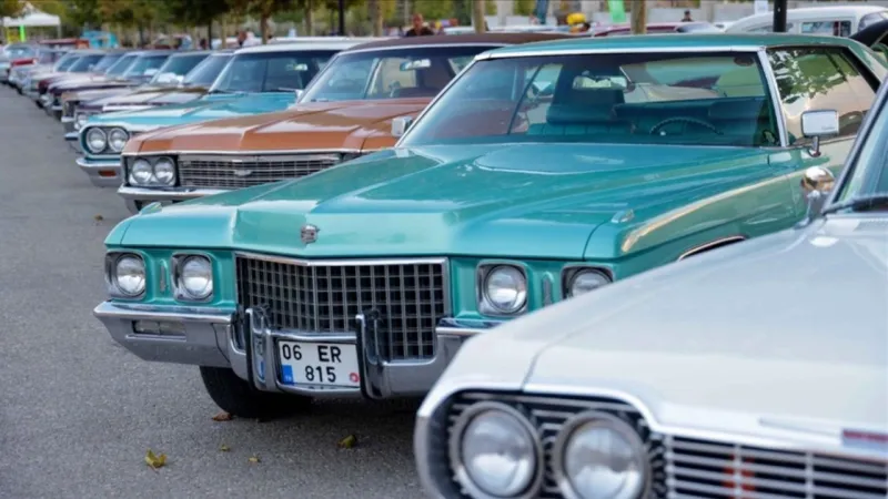 İzmir'de Nostalji Rüzgarı! Klasik Araç Festivali Tarihleri Belli Oldu!