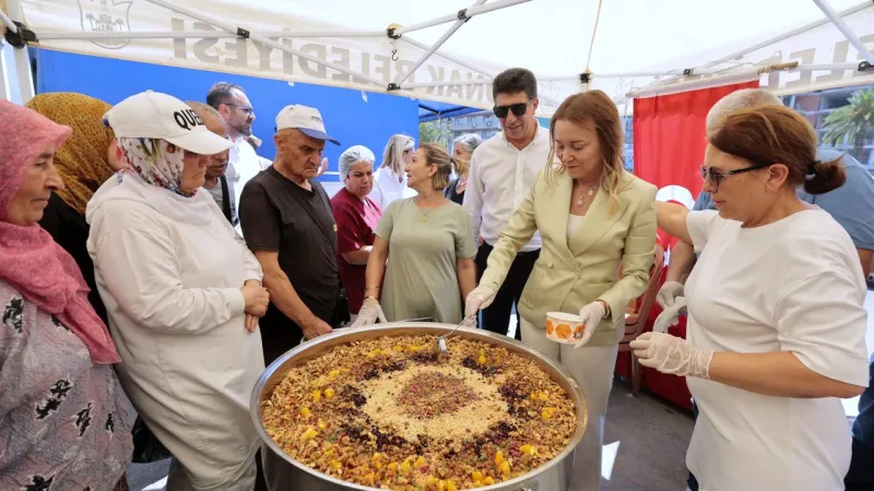Konak'ta Aşure Coşkusu! Vatandaşlara Ay Boyunca Aşure İkramı