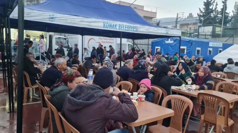 Konak'ta Ferdi Zeyrek anısına yemek ikramı