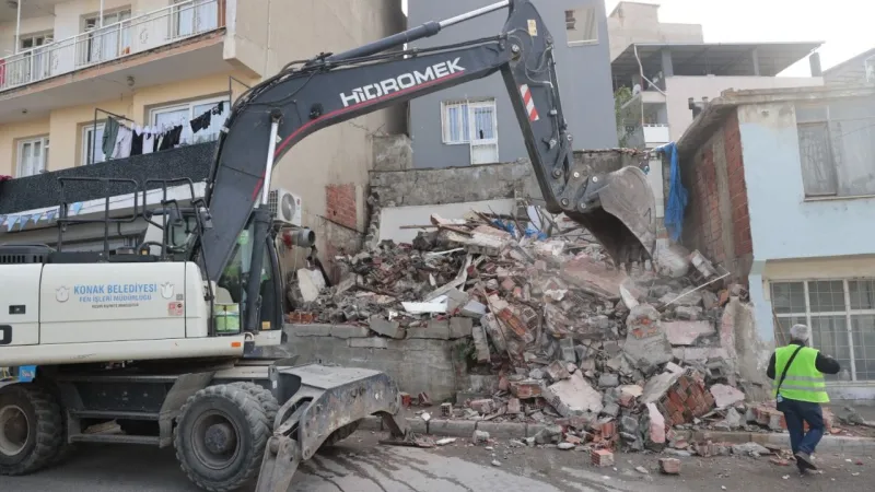 Konak’ta metruk yapıların yıkımı sürüyor