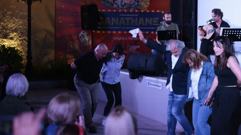 Konak'ta unutulmaz konser: Vatandaşlar etnik ezgilerle coştu