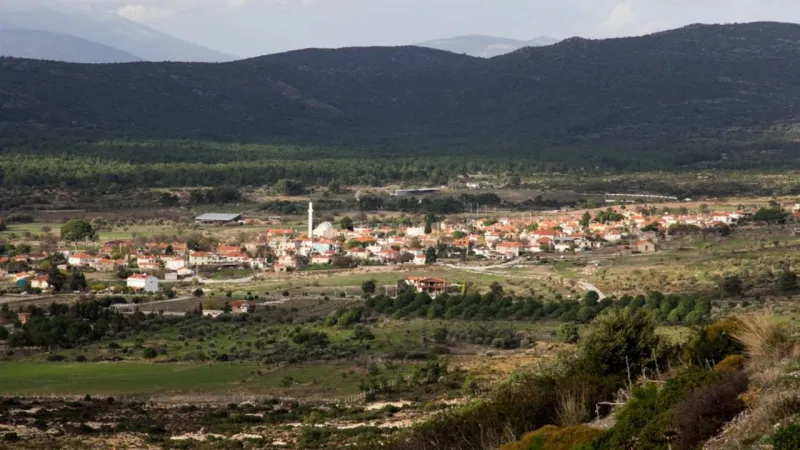 İzmir'in Sır Köyü: Korkuluklarla Fısıldayan Barbaros!