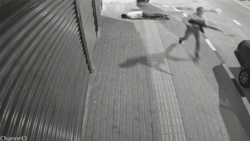 Korkunç anlar: Kalabalığın arasına girdi, husumetlisini vurdu